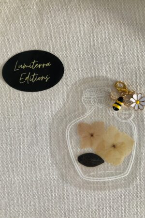 🌿 Marque‑page Vegetal Charm – Fleurs naturelles & charm abeille dorée