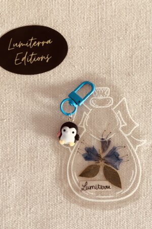 🌿 Marque‑page Vegetal Charm – Fleurs naturelles bleues & charm pingouin